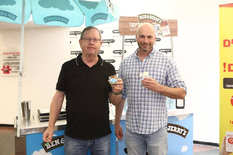 מימין רועי דון ואבי זינגר מקבלים גלידה לאחר תרומת דם צילום אסף לב (6)