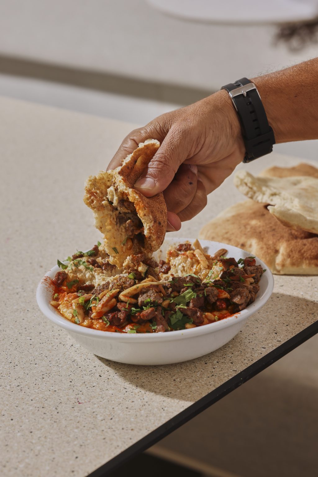 מרכז חומוס האסלי עזריאלי שרונה