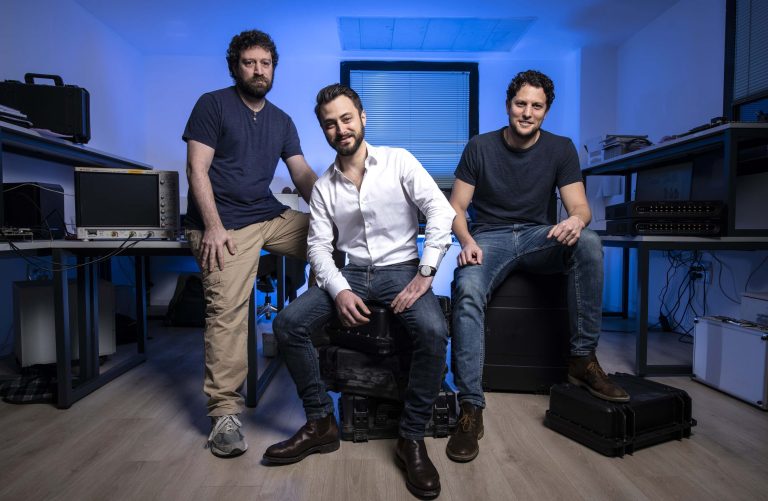מייסדי Quantum Machines מימין דר יונתן כהן CTO דר איתמר סיון מנכל דר ניסים אופק מהנדס ראשי - קרדיט Ilya Melnikov (002)